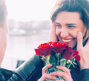 SURPRISE YOUR BOYFRIEND WITH AMAZING GIFTS OF ROSES ON SPECIAL OCCASIONS
